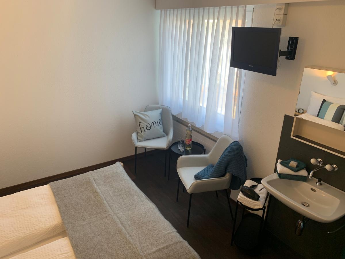 Doppelzimmer mit Gemeinschaftsbad - Hotel B&B Stossplatz