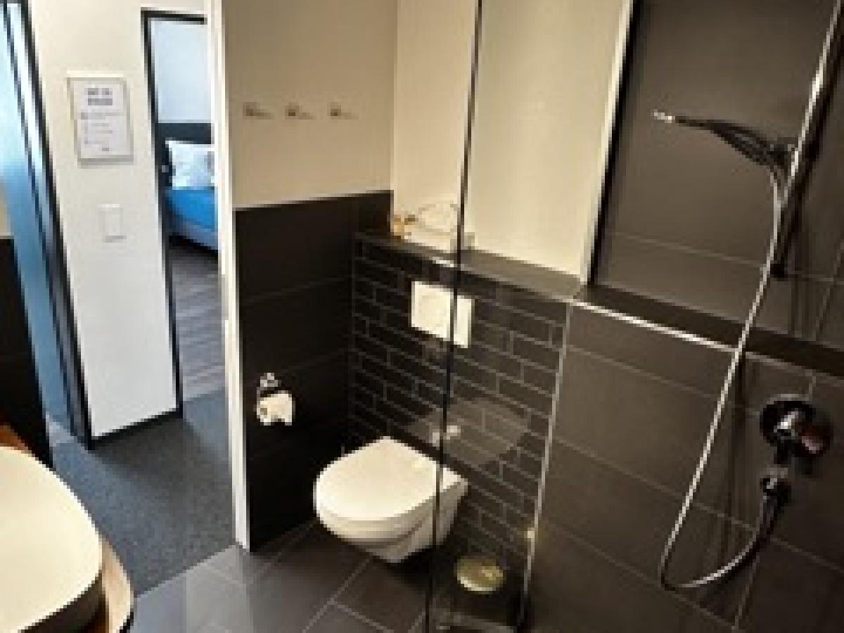Doppelzimmer mit Gemeinschaftsbad - Hotel B&B Stossplatz